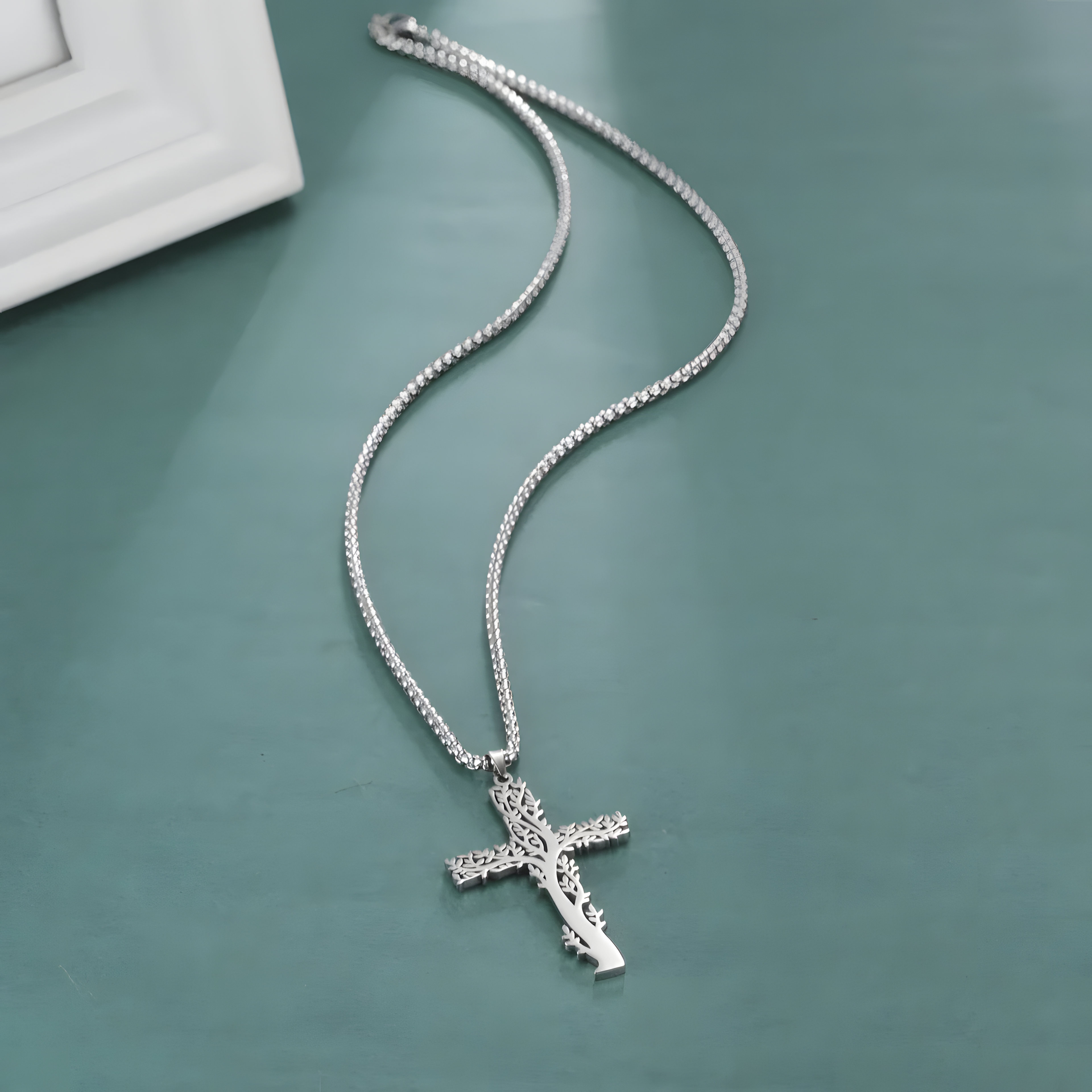 The Veloir Cross